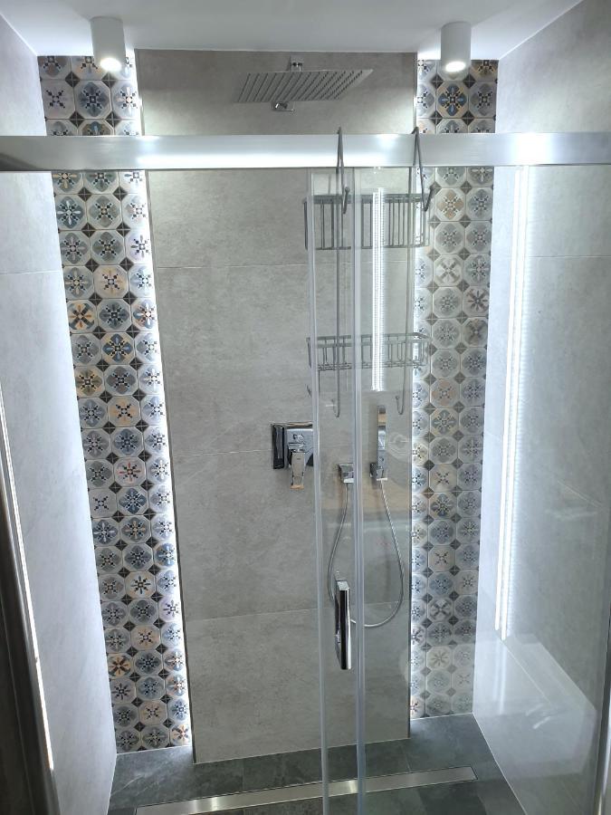 Private Apartment, Aircondition, Hd Tv Pl & De, Wifi, Garage, Fully Equipped, Near *